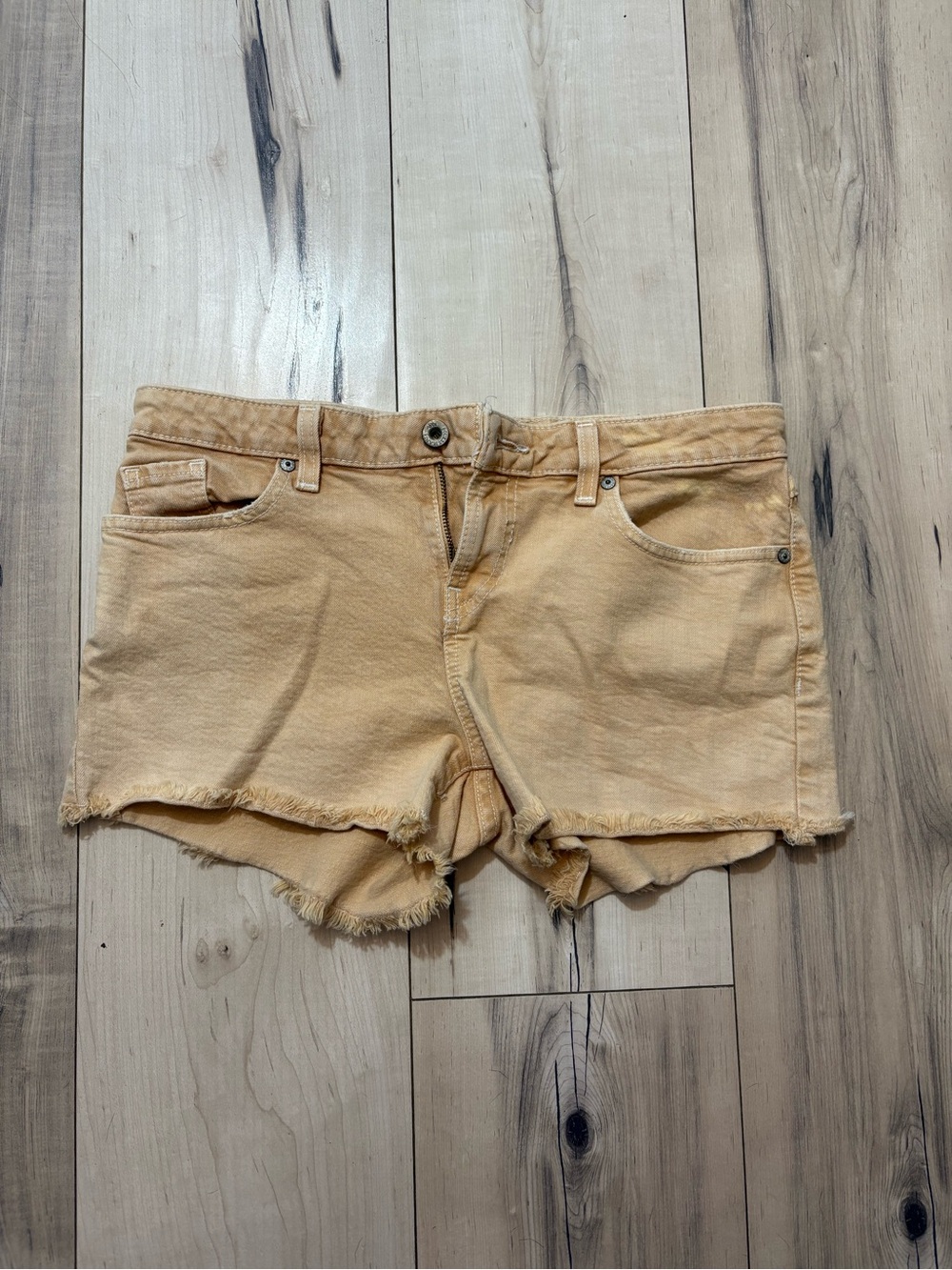 Women’s Guess Tan Frayed Hem Denim Low Rise Shorts- Size 29” Waist